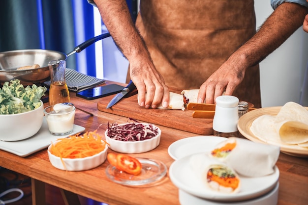 Kucharz przygotowujący potrawę